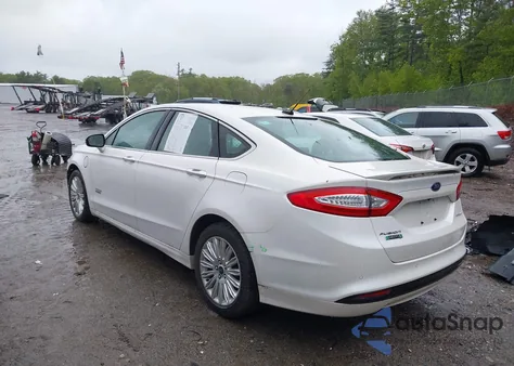 2014 Ford Fusion Energi Titanium z USA, uszkodzony, nr VIN 3FA6P0SU0ER263978
